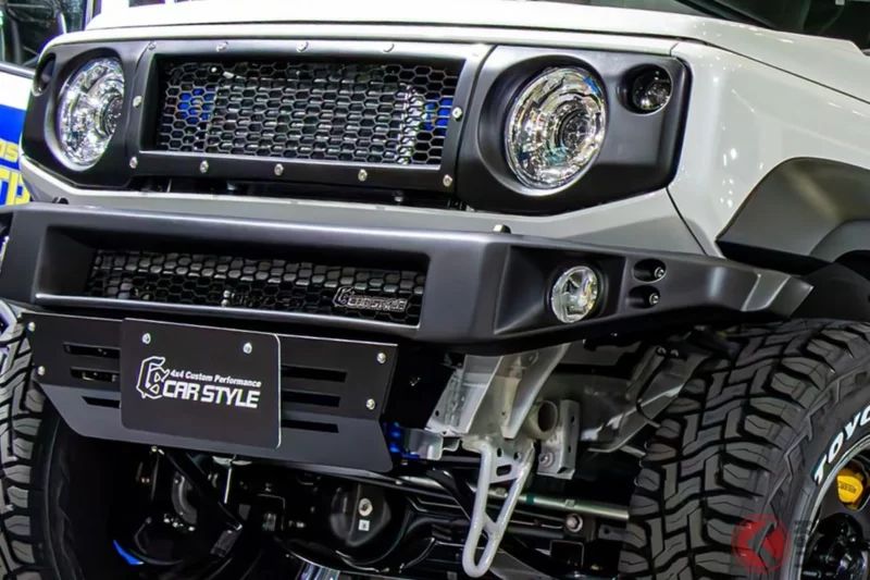 鈴木「超新潮‘賽道風’五門吉姆尼」太厲害了！「不加高車身」就搭配「穿孔螺栓水箱護罩」×「硬派前保桿」，帥氣爆表！全新時代的「劃時代改裝」CARSTYLE 在東京車展（TAS）亮相