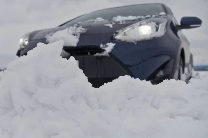 「普通輪胎車打滑卡住了！」國道事務所氣噗噗公告引發大量批評！「簡直是恐怖行為」「別省輪胎錢啊！」對夏季輪胎的「高級房車」卡在路上的案件，怒火聲浪接連湧上來——岐阜