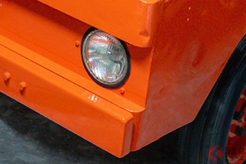 新車只要 26 萬日圓！創新「三人座小車」超厲害！全長 2.3 公尺的「無頂車身」，搭載「後輪驅動＋4 速手排」！「耐惡劣路面又便利」的實用取向車型！這就是「農民車小松」