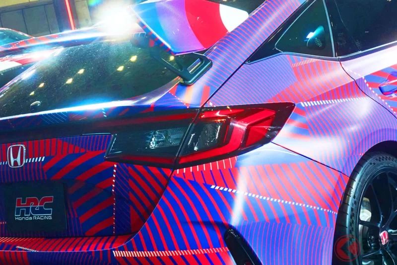 Honda「究極版」四門跑車實車公開！超有氣勢的「大型尾翼」＋專屬排氣管帥度爆表！注入「F1 技術」的賽車化設定同樣迷人……距離量產不遠的「Civic Type R HRC Concept」正式登場！