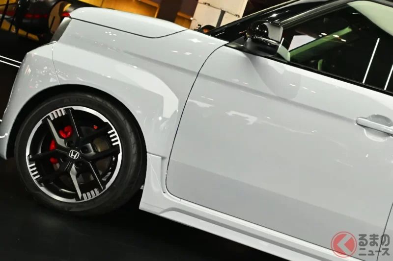 本田全新「小型5門跑車」即將公開！ 讓人聯想到名車「City Turbo 復活」的寬體車身＋狂暴「Boost 模式」上身！ 帶有「圓燈復古設計」也很可以的「Super One」將於 JMS 札幌 2026 登場！