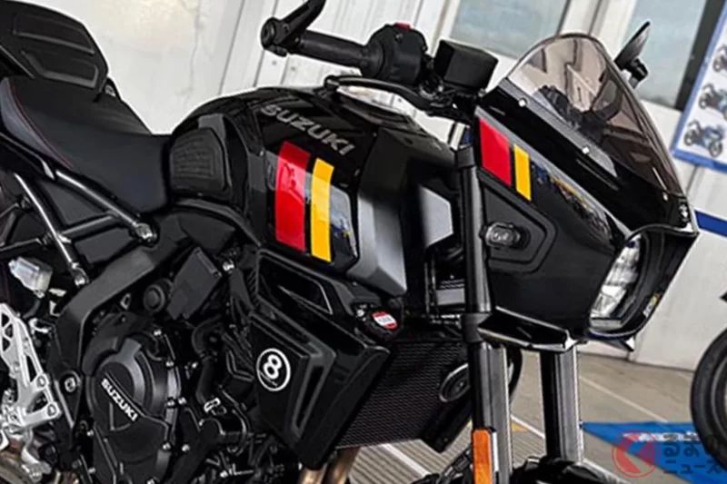 鈴木「新型」新復古風機車正式上市！以圓燈搭配比基尼整流罩，重現1970年代公路賽車的經典形象！「GSX-8TT」帶著黑色與消光綠兩種配色登場！