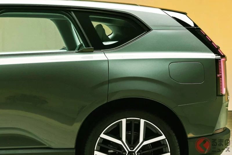 新型「5人座SUV」全球首次亮相！採用運動化「680匹馬力」規格與全長4.8米的光滑車身！創新「會發光的鷗翼門把手」讓人眼睛一亮，瑞典現身的Volvo「EX60」魅力十足