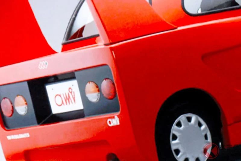 新車 215 萬日圓！ Yamaha 全新「輕型超跑」引發“褒貶不一”的熱烈反響！「像遊樂園的遊樂設施？」「這也太像玩具了吧！」「意外覺得還蠻便宜的…」等各種聲音不斷！採用「法拉利風」衝擊設計的「Ami」，未來發展也備受期待！