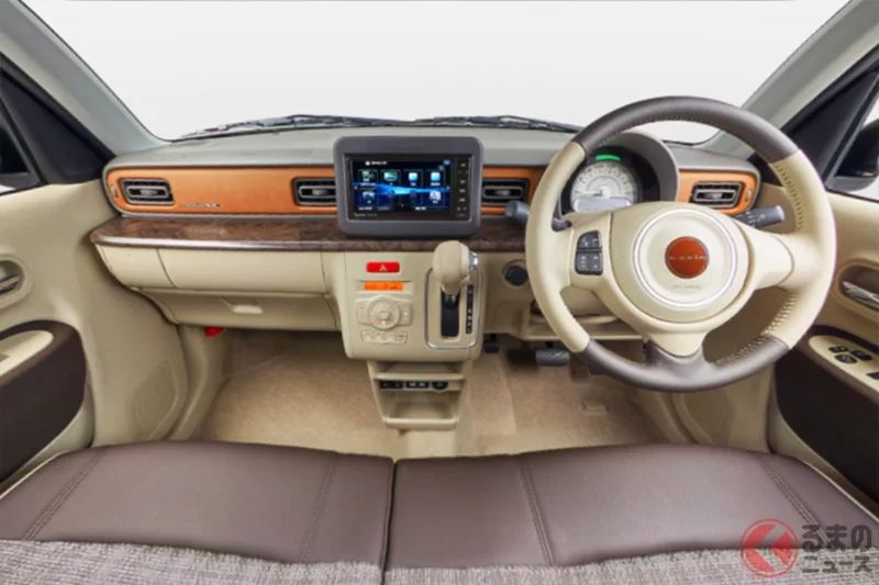 鈴木全新「小巧4WD房車」超厲害！ 全長僅3.4公尺的「輕型」車身，卻能跑出「每公升25公里以上」的優異油耗表現成為最大賣點！ 採用「圓燈復古」設計，加上真皮配置的「高級內裝」，這款被稱為「Lapin」的最高等級車型究竟是什麼來頭？