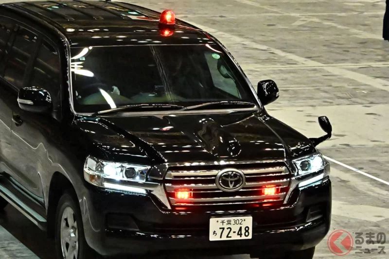 「沒想到竟然是你…！」出現了覆面巡邏車版的豐田「Land Cruiser」！ 帶點壓迫感的「黑亮車身」究竟在取締什麼？ 還配備了「防彈玻璃與天線」的神秘車輛究竟是什麼來頭？