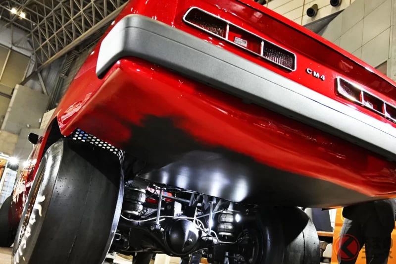 超復古的豐田「雙門跑車」登場！ 沒想到基礎車竟然是「考照用車」!? 圓形四燈設計＋前衛的「閃亮金屬座椅」，還直接把車頂切掉！靜岡工科自動車大學校打造的「CM4 Drag Edition」實在太狂了