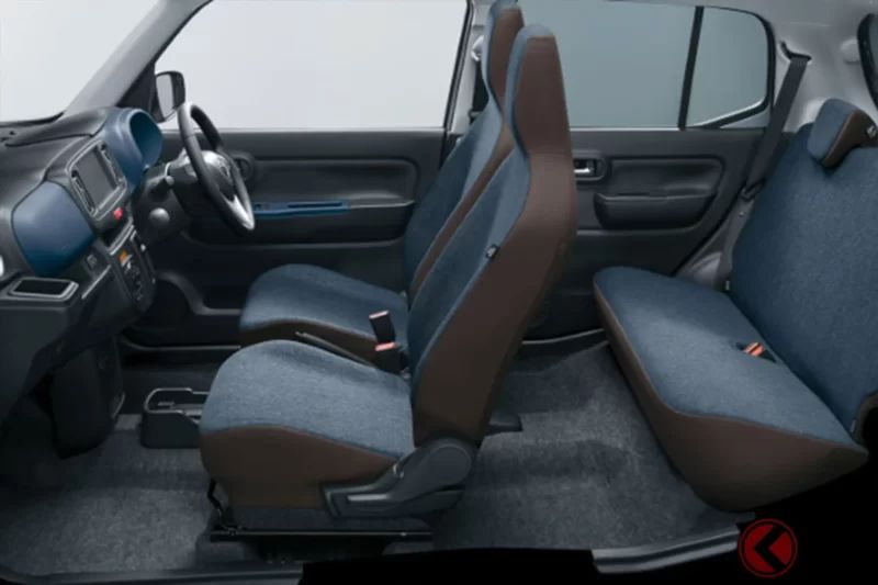 馬自達最新「小型四驅輕型房車」超厲害！採用「每公升超過26公里」低油耗＆充滿高級感的時尚設計！全皮革打造的「豪華內裝」以及滿載舒適配備的「Carol」頂級車型究竟是什麼？