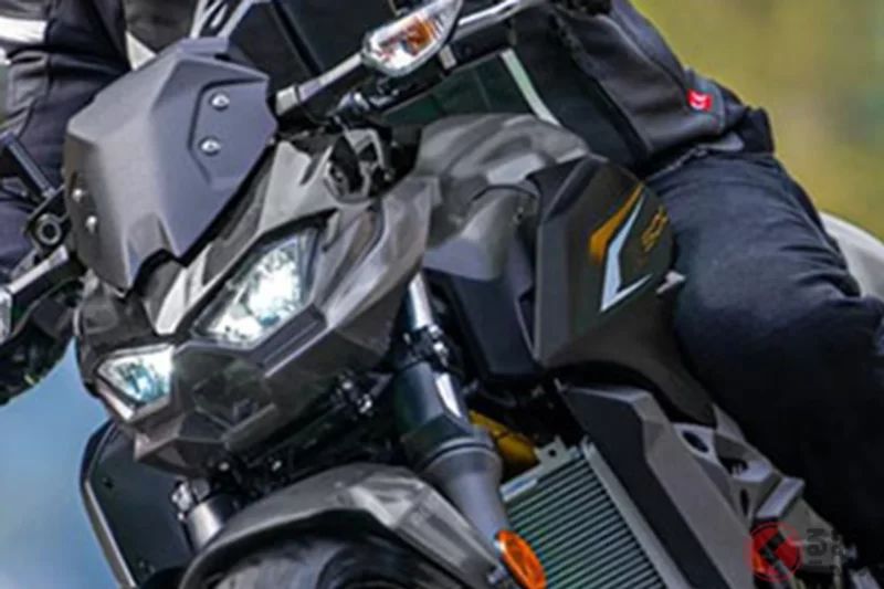 川崎「新款裸車型」決定於2026年春季在日本國內導入！採用全新設計的三燈頭燈組與新開發的451cc引擎，兼具時尚與運動感！「Z500」正式登陸日本市場