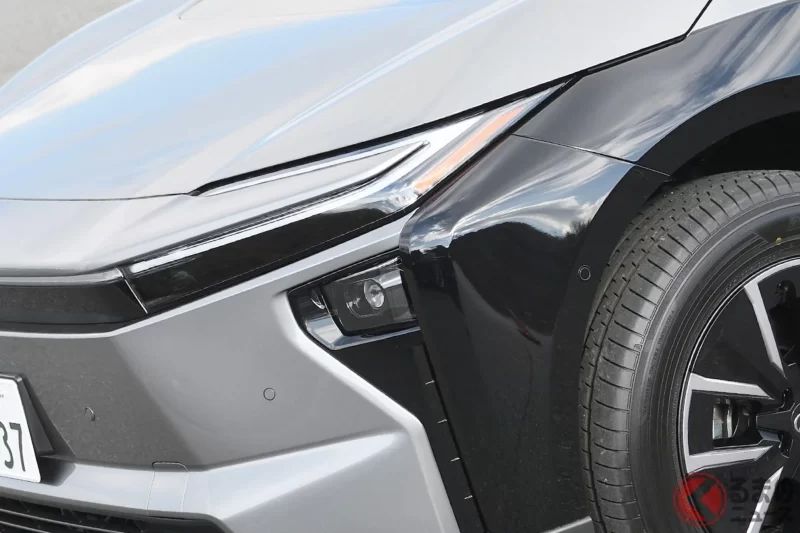 請注意這款新車：豐田「全新中型SUV」！採用類似「普銳斯」的鯊魚臉設計，續航距離大幅提升！相比舊款，價格便宜了70萬日圓的新「bZ4X」，到底改了什麼？