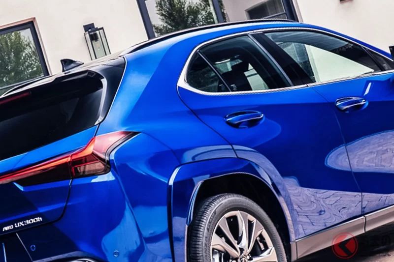 全長 4.5 米！雷克薩斯「全新小型 SUV」引發關注！搭載直列四缸 2.0 升引擎 × 兩具馬達，兼具靈活操控與每公升超過 18 公里的油耗表現！這就是在美國發表的 2026 年式「UX」新車型