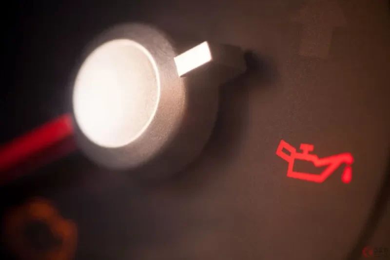 儀表板亮起「魔法神燈」就代表「不能再開了」!? 其實很多人都不知道的「神秘警告燈」，硬是無視繼續行駛，甚至可能導致「引擎整顆報銷」……！ 無法幫你實現願望的「紅色警示燈」該怎麼處理？由專業技師來解說！