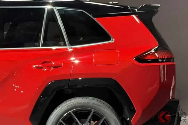 Toyota全新「四驅SUV GR版本」即將登場？搭載「歷代最強高輸出」動力系統，加上吸睛的「GR專屬標誌」與專屬設計，還導入品牌首見的「劃時代新功能」！究竟這款「RAV4 GR Sport」是什麼來頭？