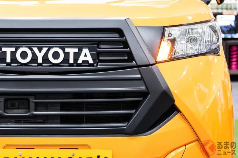 約200萬日圓！配備「超巨大水箱護罩」的Toyota「5人座滑門旅行SUV」引爆熱烈討論！「TOYOTA」字樣車標加上時尚雙色塗裝超吸睛，「Dunk」到底是什麼樣的車款？