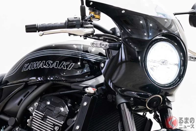 Kawasaki推出全新「Cafe Racer」！承襲「Mach」的彩虹線條塗裝與黑色徽章成為焦點！全新「Z900RS CAFE」正式登場
