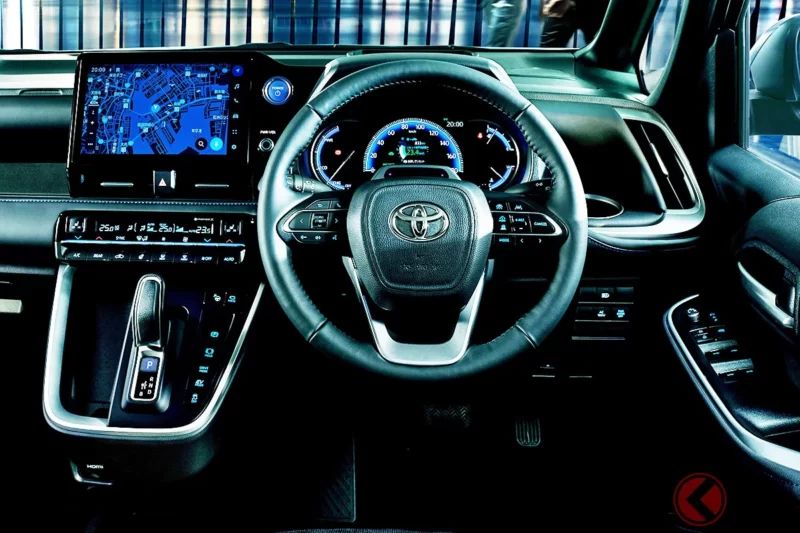 約325萬日圓！Toyota「全新」Voxy引發關注！全長4.7公尺的親民尺碼，搭配帥氣十足的「銳利雙層頭燈」設計！被稱為「三排中型MPV之王」的成熟進化最新車型，究竟有哪些亮點？