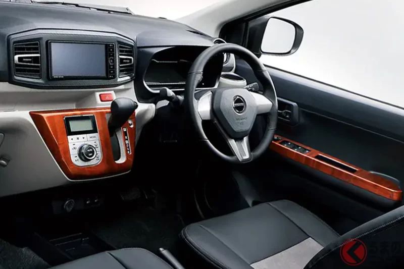 新車只要99萬日圓起！ 外表是輕型車，但內在像「昭和時代的高級車」!? 這款大發「小型輕量級四門轎車」一亮相就引發熱烈討論！閃亮的車身與豪華復古內裝，讓人直呼「印象完全改變」！更有中年族群為之瘋狂，對「Mira e:S」的原廠配件特別關注！