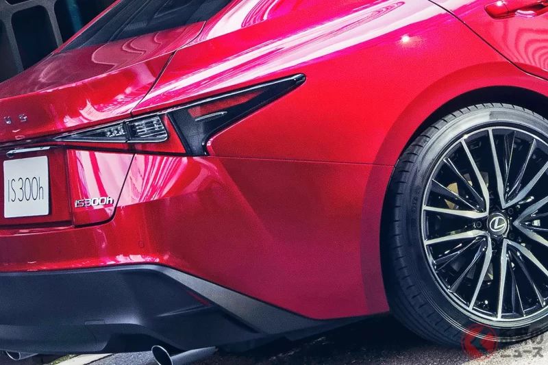時隔5年大幅更新！雷克薩斯「全新FR小型房車」超厲害！新款「紡錘型水箱罩」搭配俐落前臉，帥氣度爆表！嶄新的內裝設計也充滿魅力，新款「IS」到底有哪些變化呢？