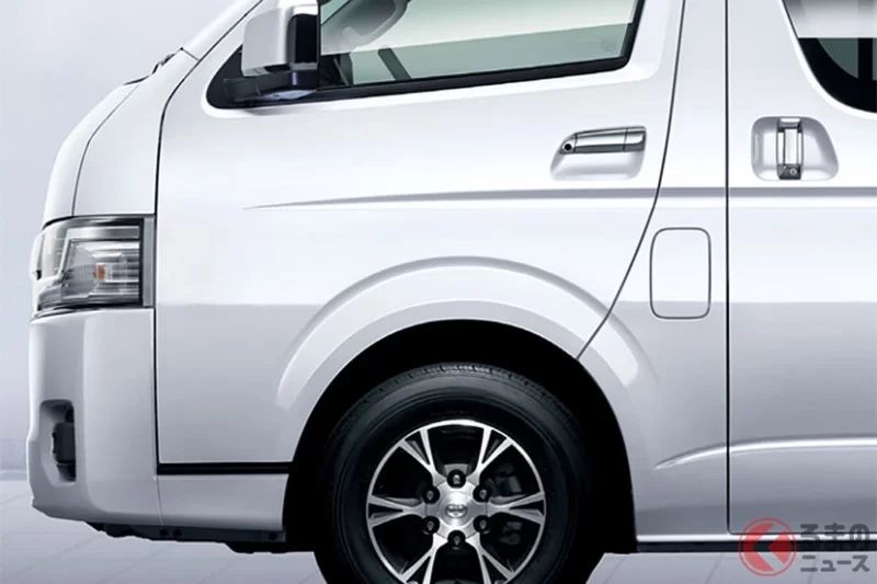 豐田「全新Hiace」上市引發熱烈回響！ 採用與「Alphard」相同的高級車色，讓人直呼「簡直像豪華商旅」「已經超越一般商用車！」至於取消了「菇菇造型後視鏡」的新款，則引來支持與反對兩派的討論，它到底有哪些改變呢？