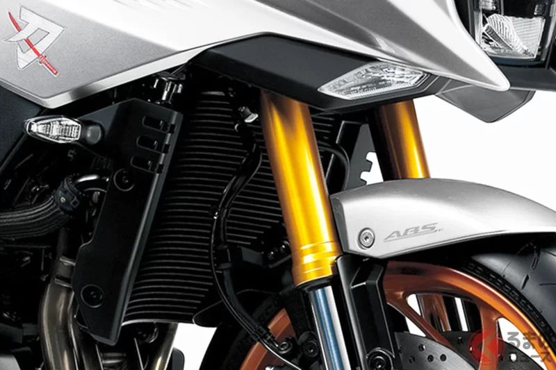 Suzuki全新「Katana」實車亮相！這把「傳奇名刀」以令人懷念的復古車設計風格登場！搭載高性能引擎的「爆速大型重機」！採用全新「銀色＆藍色」塗裝的最新車型將在MCS2026展出！