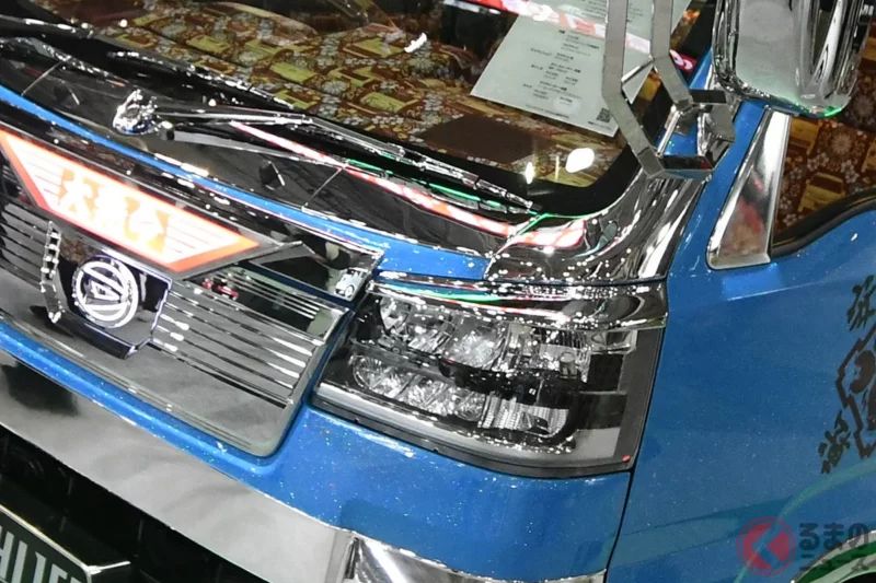 簡直瘋狂!? 大發「超創新的裝飾卡車」太厲害了！ 發光的「巨大大發標誌」×鍍鉻零件閃耀奪目！把「HiJet PTO自卸車」魔改造出的「大發命」究竟是什麼樣的存在！