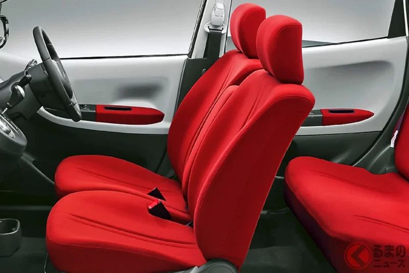 小巧奢華！大發「Sonica」亮相！舒適到不行的「類セルシオ」超厚座椅×創新的「強力渦輪增壓」！紅色內裝帶來全新感受的輕量級房車「Sonica」到底是怎樣的車款？