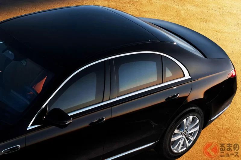 搭載超過600匹馬力的「V12」引擎！全新「頂級」房車首度亮相！外觀看起來「很普通」，其實卻是「超高性能版本」！連毒氣都能抵擋、防護力大幅強化的梅賽德斯-賓士「S-Class Guard」於德國登場