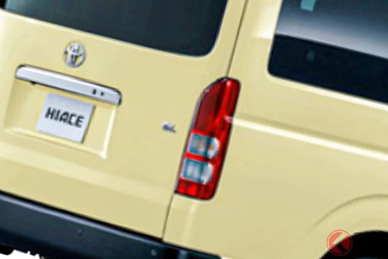 新車售價379萬日圓，可乘坐「14人」！Toyota全新「超大HiAce」登場！訂單湧入到「可能已經買不到」！？這款歷經「22年進化」、全長達5.4公尺級的大型通勤車，在各大經銷商也引發熱議