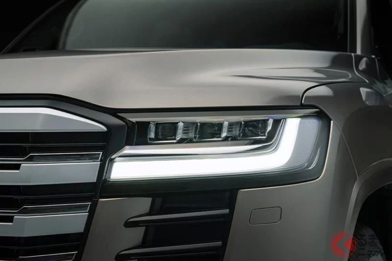 Toyota「全新」Land Cruiser 300引發熱烈討論，網路上意見兩極化！有人讚「起步感覺會更輕快」、「將成為最強的座駕」，也有人抱怨「連油車都還沒到貨」、「根本買不到」。這款在歐洲亮相的「全新旗艦車型」究竟有哪些特色呢？