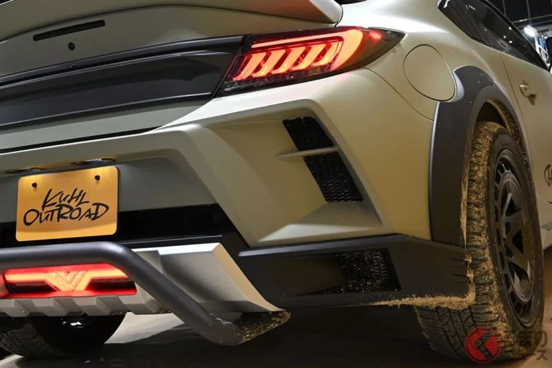 售價415萬日圓！Toyota跑車「GR 86」竟然轉生成SUV！？配備專屬引擎蓋、寬體葉子板與可調式避震，奔馳在「末日荒野」之上！於TAS 2026亮相的「KUHL OUTROAD GR86」到底是什麼來頭？