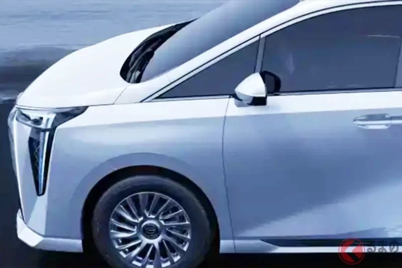 長得超像「Alphard」！？最新「三排7人座」廂型車太狂了！車長超過5公尺的「巨大閃亮車身」搭配豪華內裝！採用「獅王風格設計」的中國GAC「M8」究竟是什麼來頭？