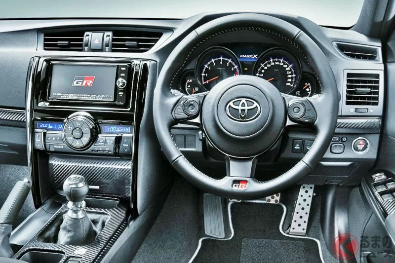 豐田的「6速手排高性能 FR 房車」超吸睛！搭載強悍的 321 匹馬力「V6 自然進氣引擎」，並採用「專為操駕強化的車體」設計！至今仍有人氣的「Mark X」上，設置了這款名為「GRMN」的特別車型