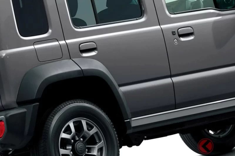 鈴木新款「吉姆尼 Nomad」發表後引發熱議，網路上反響兩極化！「價格上漲太驚人」「到底什麼時候能交車？」的聲音也不少。新色灰色超帥氣，「五門版本」到底有哪些變化？