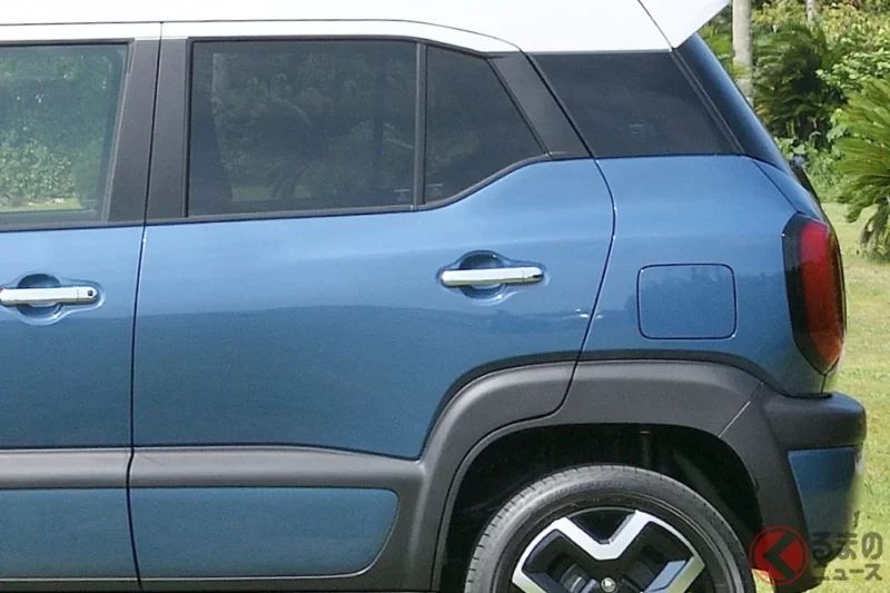 Suzuki全新「小型SUV」引發關注！經過堪稱「全面翻新等級」的大幅改良，換上更有精神的外型設計與嶄新「X」造型鋁圈！還有神似Jimny風格的內裝也很加分，「Crossビー」邁入第8年的進化重點是什麼？