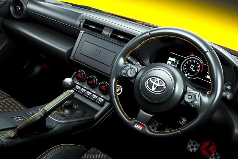 「便宜到讓人嚇一跳…」Toyota全新「4人座」FR跑車引爆熱烈回響！「傳說車色回歸太熱血了！」「在路上看到一定會忍不住多看幾眼」等好評不斷！採用鮮豔黃色塗裝的特仕版「新GR86」Yellow Limited真的超猛！