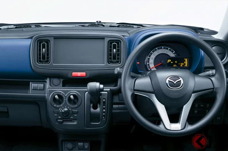 新車122萬日圓！馬自達「小巧輕型房車」超厲害！搭載純汽油引擎、油耗每公升超過25公里超省油！比頂規便宜「約40萬日圓」的2WD版本「Carol」最便宜車型是什麼樣的車？