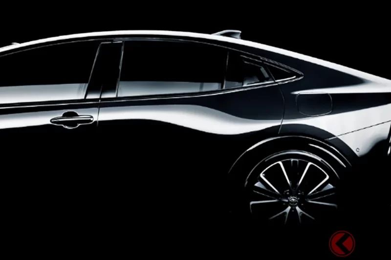 豐田最新型「5人座」轎車一推出就引起熱烈迴響！這款被稱為「油電混合車之王」的車，不分老少男女都喜愛，還有人直呼「被設計給迷住了」！連「超黑款式」也超受歡迎，最新型「普銳斯」在各銷售店引來的注目目光到底有多熱烈呢？