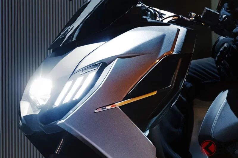 加滿油就能跑「440km」的輕型速克達登場！「125cc卻有11公升油箱真厲害」「有著國產車沒有的魅力」——在歐洲發表的標緻（Peugeot）「全新 Purscion EVO」引發關注！