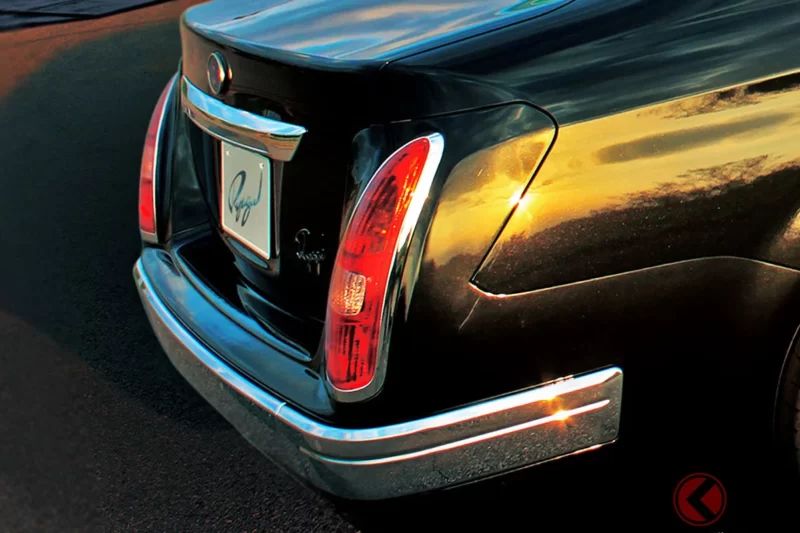 新車售價330萬日圓！全長4.5米的「全新小型高級房車」登場！5號車牌尺寸搭配「超復古圓形大燈造型」與鍍鉻零件裝備！光岡推出「Ryugi 最終版（Final ED）」手工生產車型上市