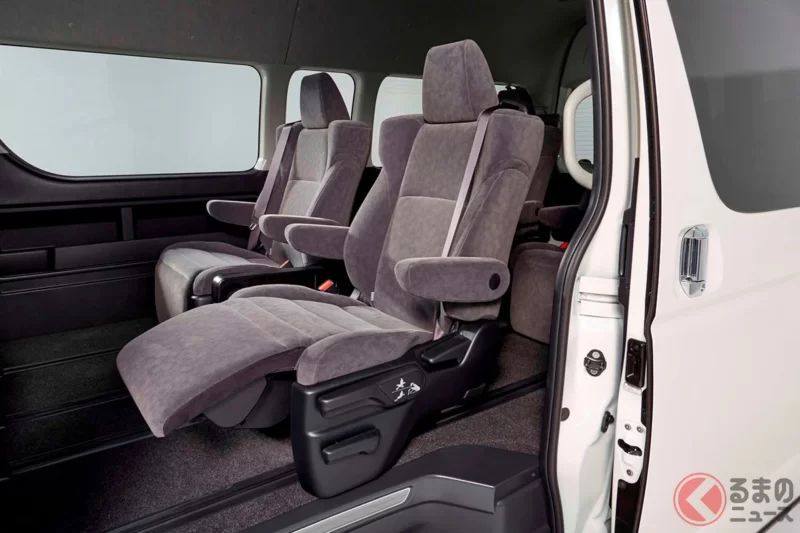 新車440萬日圓！Toyota全新「10人座Minivan」超吸睛！配備豪華「Alphard同款座椅」與專屬「黑木紋桌板」！換上更霸氣車頭的「新Hiace」特裝車「Fine Tech Tourer」究竟是什麼來頭？