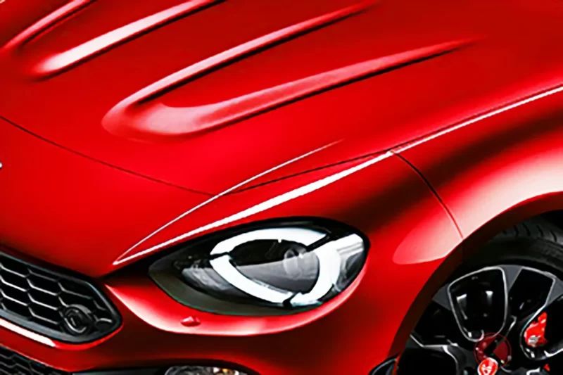 「廣島出品」的「雙座」跑車引發熱烈討論！搭載1.4升「渦輪」引擎與「6速手排」，還有人直呼「說不定我比較喜歡這台」！明明是國產卻有進口車風格的Abarth「124 Spider」再度受到關注