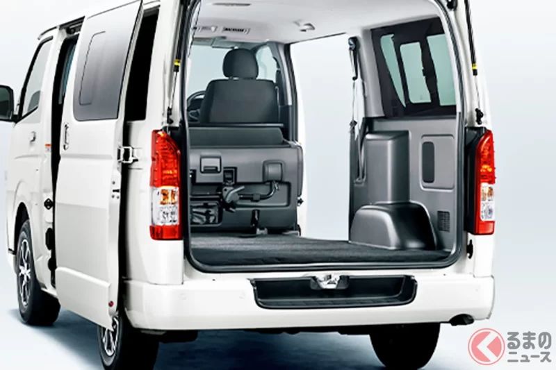 Toyota發表「全新Hiace」引發正反兩極評價！？與「商用廂型車之王」對手「Caravan」的比較中，甚至出現「想買也買不到」的抱怨聲浪？關於日漸成熟、被稱為「9型」的最新版本，究竟掀起了哪些討論與回響呢？