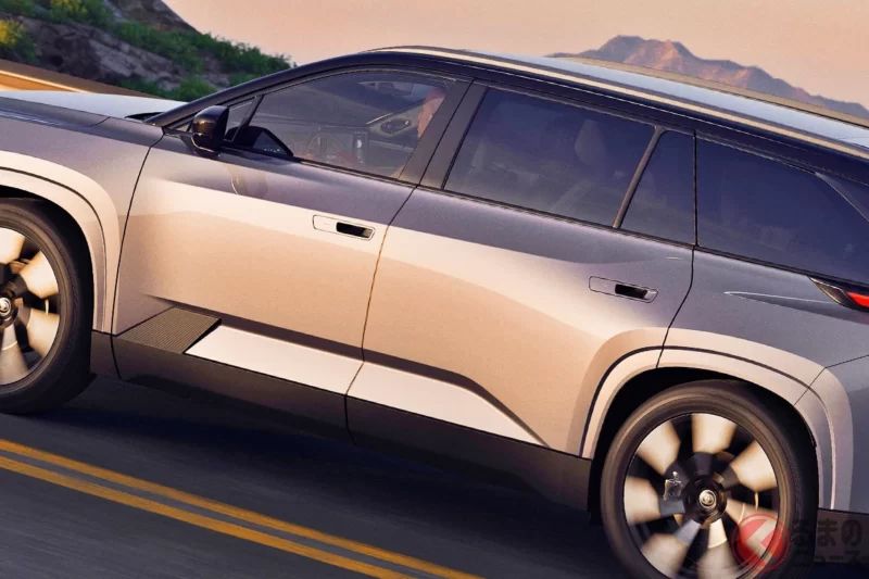 豐田「新型三排座SUV」全球首度亮相引發熱烈迴響！「完全實用！」「應該會熱賣吧？」帶著方正車身＆搭載電動四輪驅動的「Highlander」在美國登場，也讓人期待未來導入日本市場