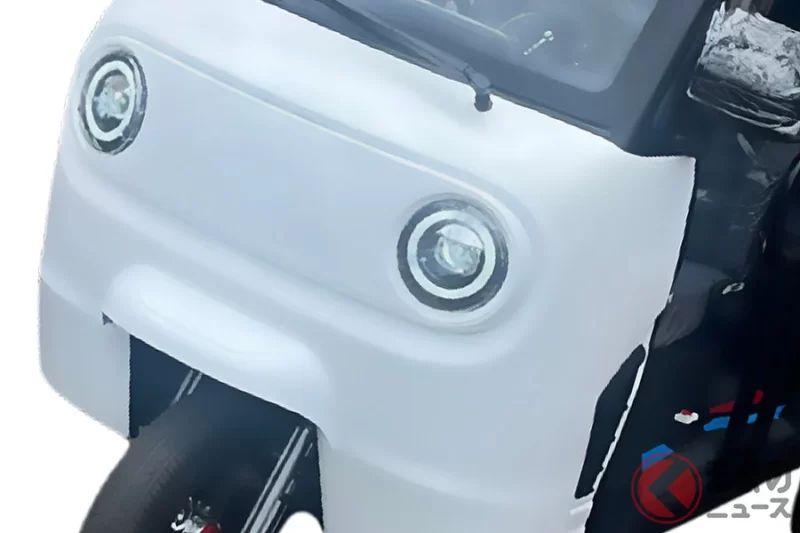 77萬日圓起！免車檢的新款「3人座三輪車」正式開賣！圓形頭燈搭配車頂與行李架實用度超高！還有像「迷你輕卡」的農用曳引機版本，以及雙人「機車版本」！CREVAS GROUP推出的「Three」到底是什麼來頭？