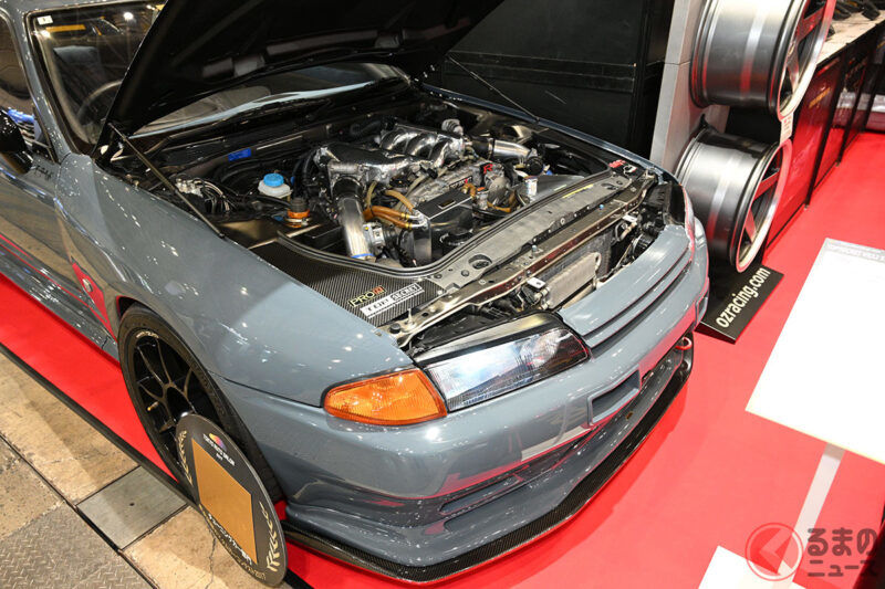 日產「最強的 Skyline GT-R」令人驚艷！ R32 搭載 730 匹馬力的「V6 雙渦輪增壓」引擎和 6 速變速箱！回顧在 TAS25 上亮相的車型：採用隱形灰塗裝並帶有“AT 牌照”的“VR32 Stealth”。