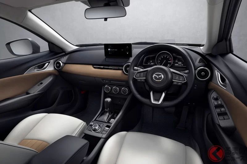 新車起價270萬日圓！馬自達「全新小型豪華車」褒貶不一！這款車長4.2米的全新“CX-3”以其“豪華內飾”而備受讚譽，被譽為“同級別車型中獨一無二的內飾品質”，但也有人遺憾地表示“取消手動擋令人惋惜”。