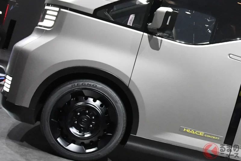 豐田「新型 HiAce」引發熱烈關注！「終於要出新款了嗎!?」距離上一次大改款已超過 20 年，網友們充滿期待！新車採用兩種「方正箱型車身」，並搭載多樣化動力系統，成為「工作用車」的新面貌，吸引眾多目光