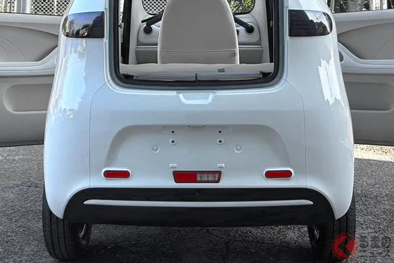 油費與車檢零成本！新型「小型掀背車」登場！「普通駕照就能駕駛」的超高CP值車款太厲害了！連車庫證都不用就能「載三人」！平整貨台還能用作「商用」的新型三輪車 VF-S，吸引車迷熱烈關注！