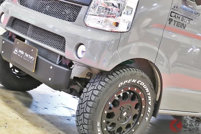Suzuki竟然推出「兩層樓」輕型廂型車!? 實車正式公開！創新「側掀式車頂」打造可讓「4名成人」躺平的大空間！加高改裝也超帥的硬派規格！Smile Factory推出的「Every」車宿露營車「Off Time BASE」現身JCCS2026