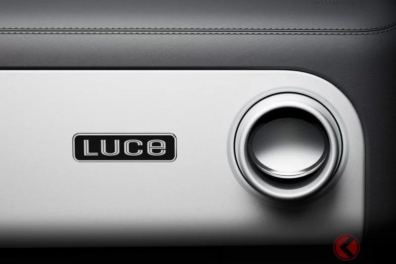 新型「跑車“Luce”」首次亮相！內裝採用「iPhone」設計風格×搭配「復古老車感」方向盤！新型「Ferrari」內裝在義大利公開展示